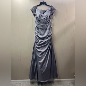 La Femme Off the Shoulder Beaded Satin Trumpet Gown Dress Women’s Size 6 Silver